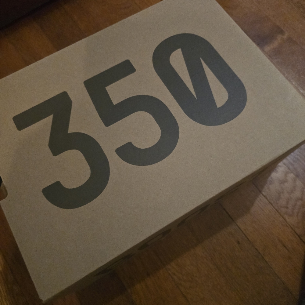 Yeezy Sneakers size 7 men / women size 8 - Picture 7 of 9
